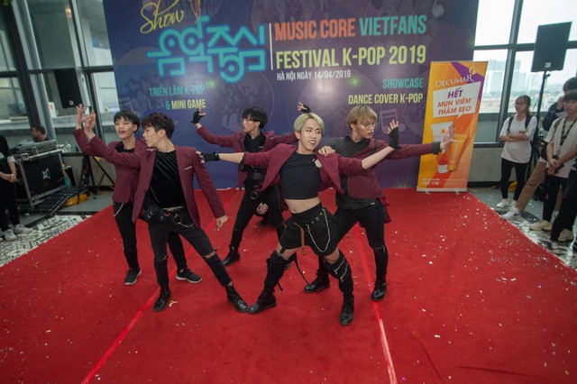 Fan Kpop cháy hết mình tại sự kiện Music Core Vietfans Festival Kpop 2019 - Ảnh 2.
