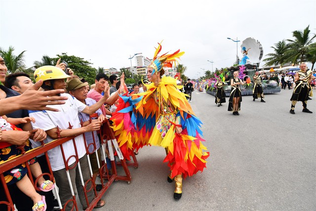 Choáng ngợp với Carnival Đường phố lần đầu tiên tổ chức tại Thanh Hóa - Ảnh 2.
