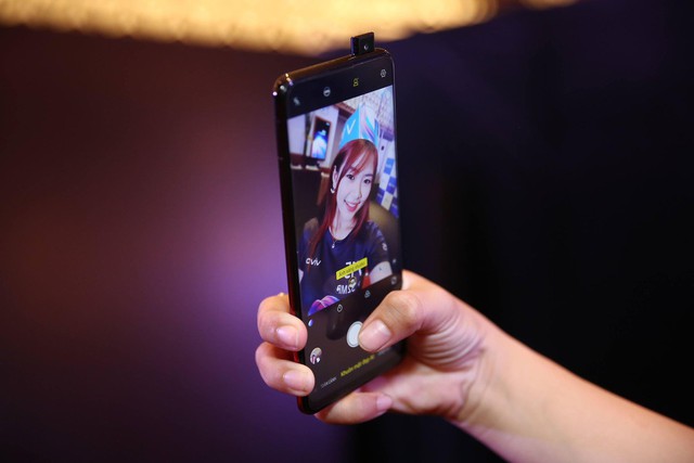 Sao Việt với loạt biểu cảm dễ thương trước chiếc smartphone có camera “tàng hình” - Ảnh 1.
