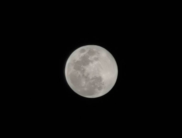 Thử thách chụp ảnh Mặt Trăng bằng điện thoại gây bão cộng đồng mạng