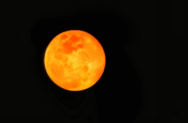 Thử thách chụp ảnh Mặt Trăng bằng điện thoại gây bão cộng đồng mạng - Ảnh 1.