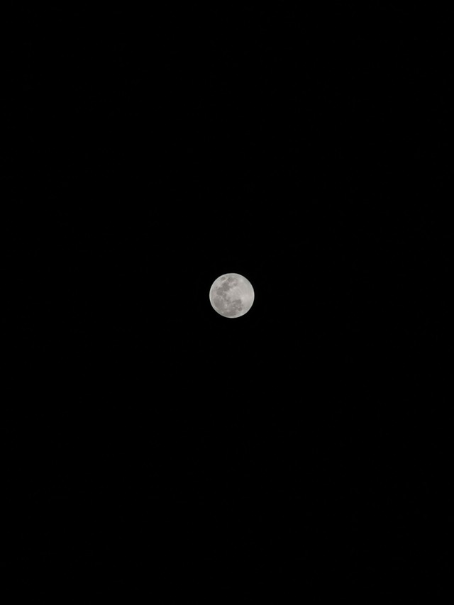 Thử thách chụp ảnh Mặt Trăng bằng điện thoại gây bão cộng đồng mạng