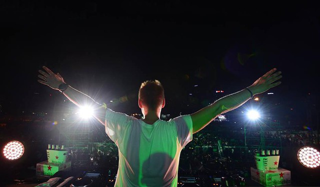 Armin Van Buuren nói lời yêu với fan Việt sau giây phút thăng hoa cùng hàng vạn khán giả Thủ đô - Ảnh 2.