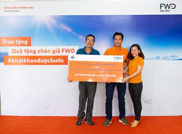 Bảo hiểm FWD trao Quỹ tặng ch&acirc;n giả &ldquo;tiếp bước cho những đ&ocirc;i ch&acirc;n kh&aacute;t khao được bước&rdquo; - Ảnh 1.
