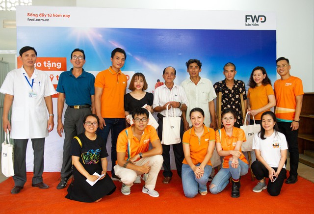 Bảo hiểm FWD trao Quỹ tặng ch&acirc;n giả &ldquo;tiếp bước cho những đ&ocirc;i ch&acirc;n kh&aacute;t khao được bước&rdquo; - Ảnh 4.