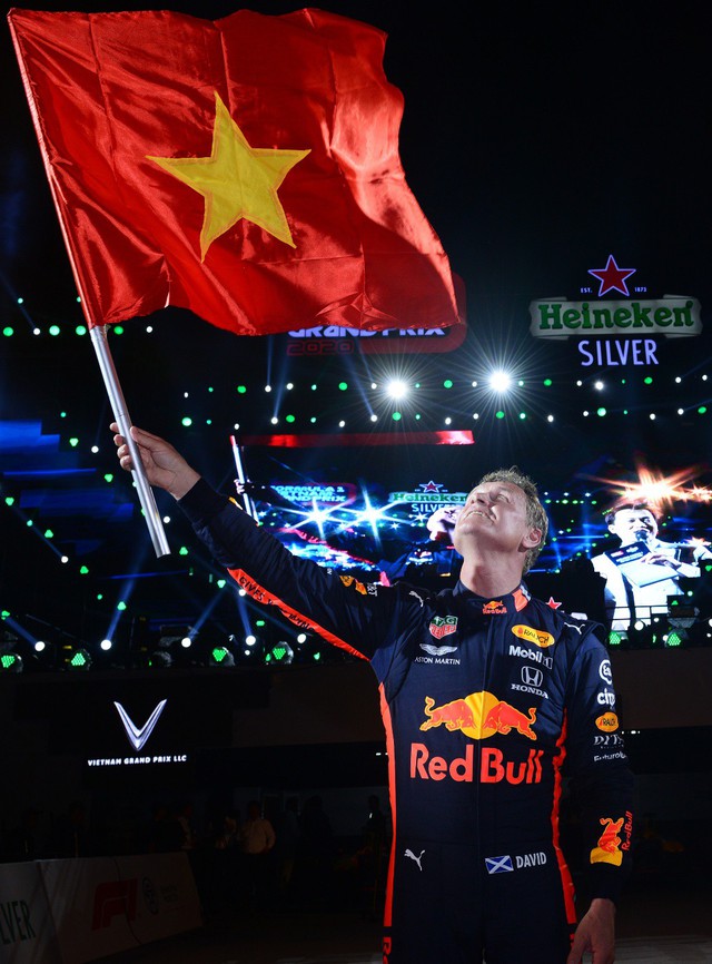 Armin Van Buuren nói lời yêu với fan Việt sau giây phút thăng hoa cùng hàng vạn khán giả Thủ đô - Ảnh 6.