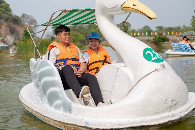 Giới trẻ sốt x&igrave;nh xịch trước &ldquo;vịnh Hạ Long thu nhỏ&rdquo; c&aacute;ch TP.Hồ Ch&iacute; Minh 30km - Ảnh 7.