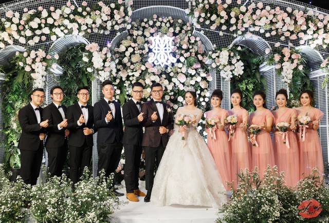 Cận cảnh bộ váy cưới đính pha lê và đá Swarovski lấp lánh cực ấn tượng từ thương hiệu Love wedding - Ảnh 1.