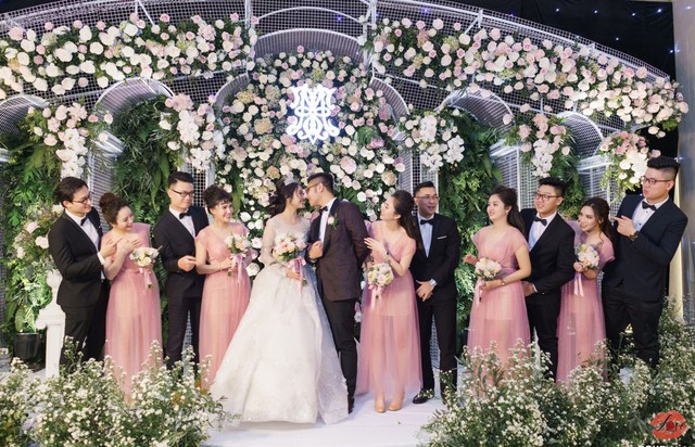 Cận cảnh bộ váy cưới đính pha lê và đá Swarovski lấp lánh cực ấn tượng từ thương hiệu Love wedding - Ảnh 2.