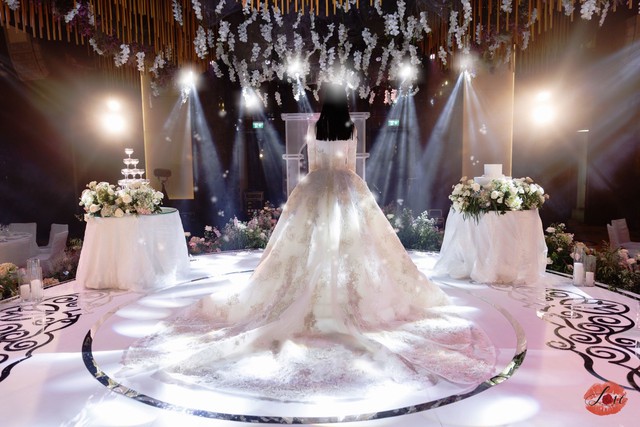 Cận cảnh bộ váy cưới đính pha lê và đá Swarovski lấp lánh cực ấn tượng từ thương hiệu Love wedding - Ảnh 3.