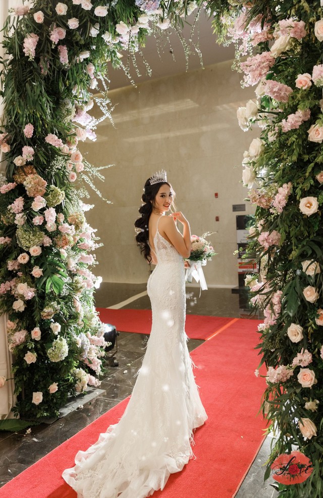 Cận cảnh bộ váy cưới đính pha lê và đá Swarovski lấp lánh cực ấn tượng từ thương hiệu Love wedding - Ảnh 8.