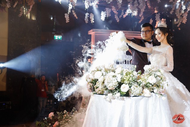 Cận cảnh bộ váy cưới đính pha lê và đá Swarovski lấp lánh cực ấn tượng từ thương hiệu Love wedding - Ảnh 10.