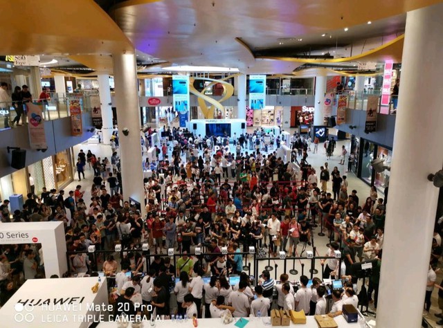 Người dân Singapore xếp hàng đông nghịt để mua Huawei P30 Series - Ảnh 1.
