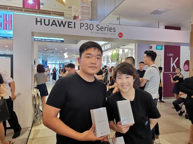 Người dân Singapore xếp hàng đông nghịt để mua Huawei P30 Series - Ảnh 3.