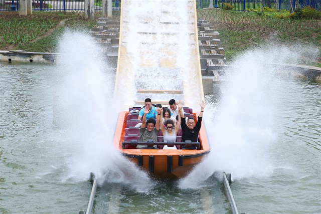 Cực hot: Đại tiệc tr&agrave; sữa miễn ph&iacute; tại c&ocirc;ng vi&ecirc;n rồng ở Hạ Long - Ảnh 2.