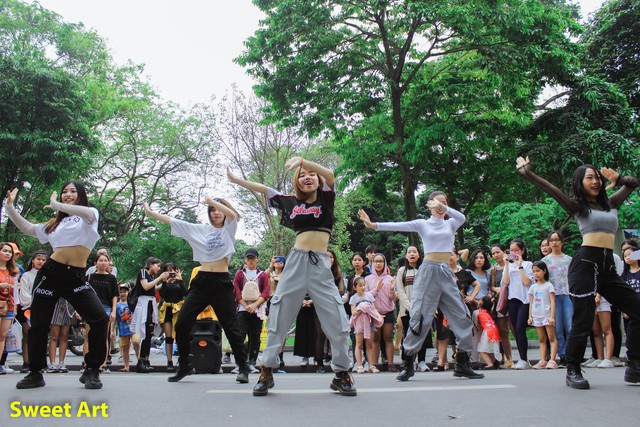 Lần đầu tổ chức offline Cover Kpop tại phố đi bộ, Sweet Art gây ấn tượng mạnh với các học viên - Ảnh 5.