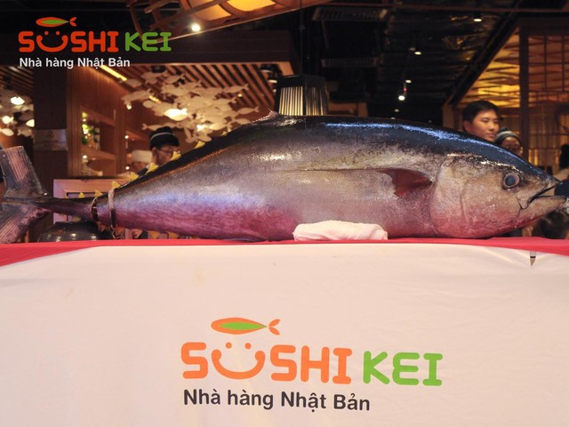 Khó tin: Cá ngừ 100kg và màn trình diễn chế biến chuyên nghiệp ngay tại nhà hàng Nhật - Ảnh 1.