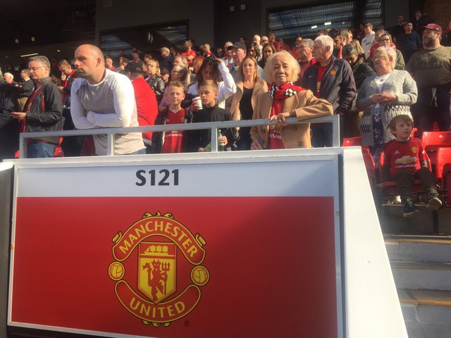 Cụ bà 77 tuổi mê CLB Manchester United từng gây sốt MXH đã thực hiện được giấc mơ gặp Quỷ đỏ tại Old Trafford - Ảnh 5.