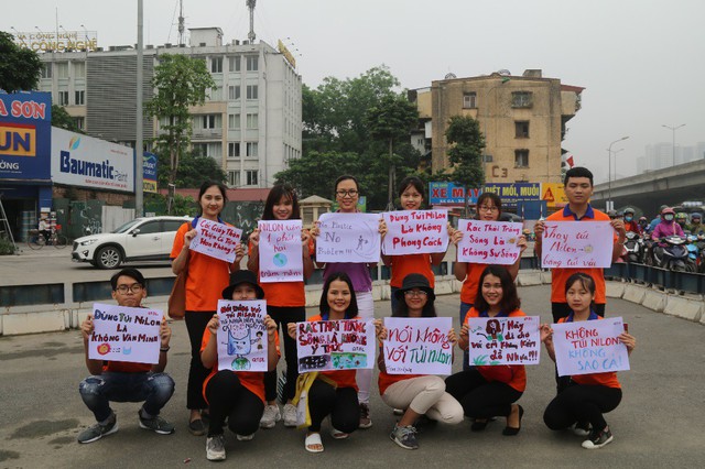 Hà Nội: Hàng trăm sinh viên truyền thông điệp “nói không” với túi nilon - Ảnh 2.