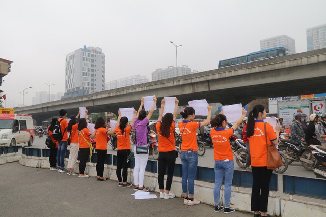 Hà Nội: Hàng trăm sinh viên truyền thông điệp “nói không” với túi nilon - Ảnh 3.