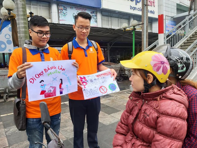 Hà Nội: Hàng trăm sinh viên truyền thông điệp “nói không” với túi nilon - Ảnh 5.