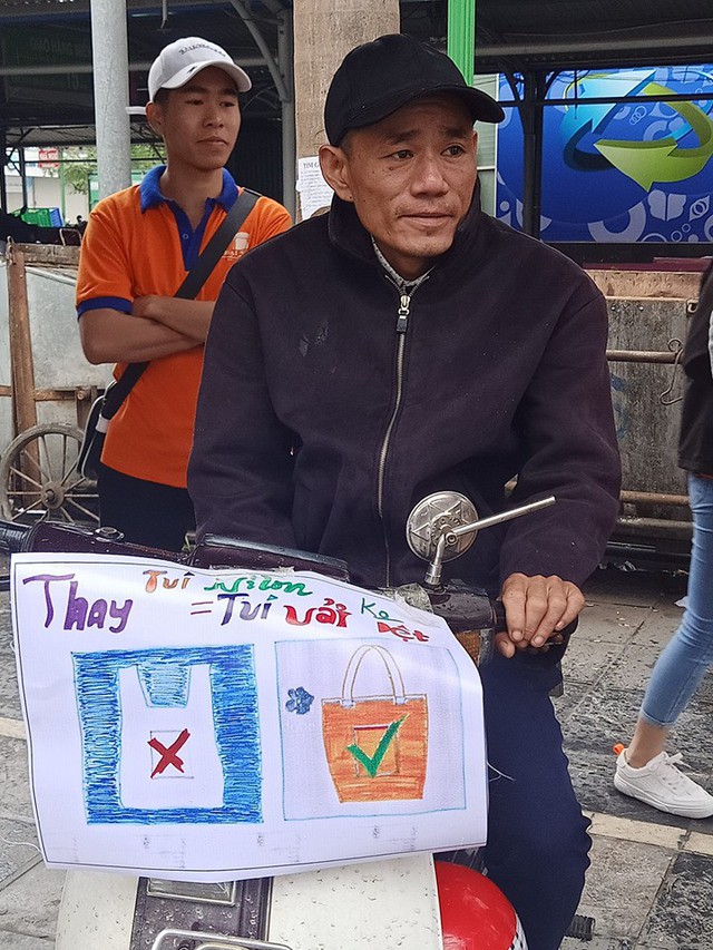 Hà Nội: Hàng trăm sinh viên truyền thông điệp “nói không” với túi nilon - Ảnh 6.