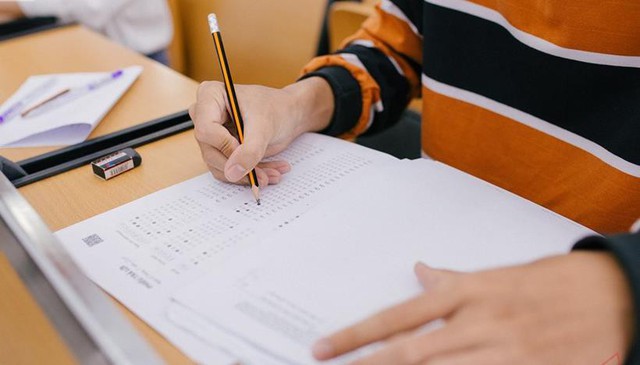 “Học để lấy điểm cao” hay “học để dùng trong cuộc sống” – câu hỏi không dễ trả lời từ đề thi lạ của ĐH FPT - Ảnh 2. “Học để lấy điểm cao” hay “học để dùng trong cuộc sống” – câu hỏi không dễ trả lời từ đề thi lạ của ĐH FPT - Ảnh 2.