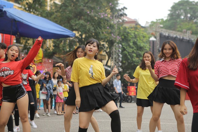 Giới trẻ Hà Nội mãn nhãn với đêm đại nhạc hội khai màn Phố Hàng Nóng - Ảnh 1.