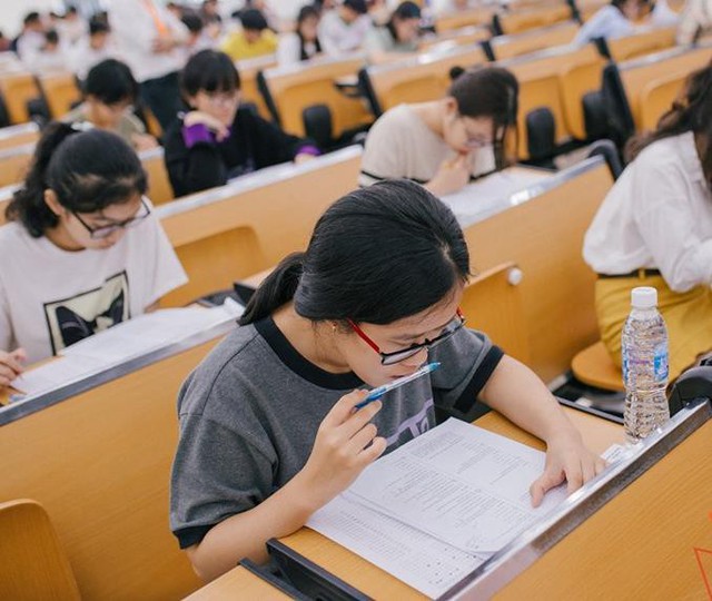 “Học để lấy điểm cao” hay “học để dùng trong cuộc sống” – câu hỏi không dễ trả lời từ đề thi lạ của ĐH FPT - Ảnh 3. “Học để lấy điểm cao” hay “học để dùng trong cuộc sống” – câu hỏi không dễ trả lời từ đề thi lạ của ĐH FPT - Ảnh 3.