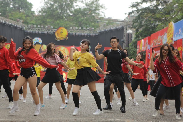 Giới trẻ Hà Nội mãn nhãn với đêm đại nhạc hội khai màn Phố Hàng Nóng - Ảnh 10.