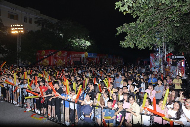 Giới trẻ Hà Nội mãn nhãn với đêm đại nhạc hội khai màn Phố Hàng Nóng - Ảnh 11.