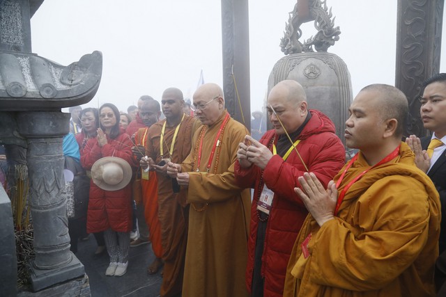 Thiêng liêng khoảnh khắc lễ Phật đản bên đại tượng Phật cao nhất Việt Nam - Ảnh 3.