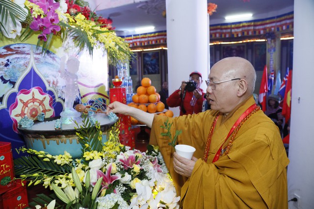 Thiêng liêng khoảnh khắc lễ Phật đản bên đại tượng Phật cao nhất Việt Nam - Ảnh 4.