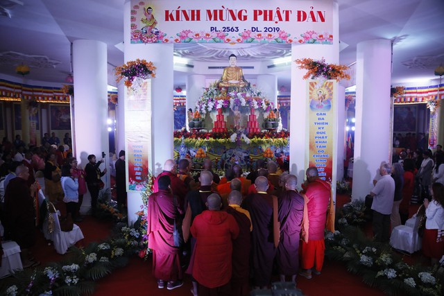 Thiêng liêng khoảnh khắc lễ Phật đản bên đại tượng Phật cao nhất Việt Nam - Ảnh 5.