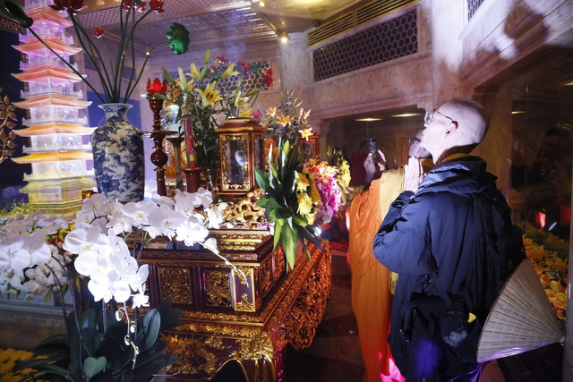 Thiêng liêng khoảnh khắc lễ Phật đản bên đại tượng Phật cao nhất Việt Nam - Ảnh 6.