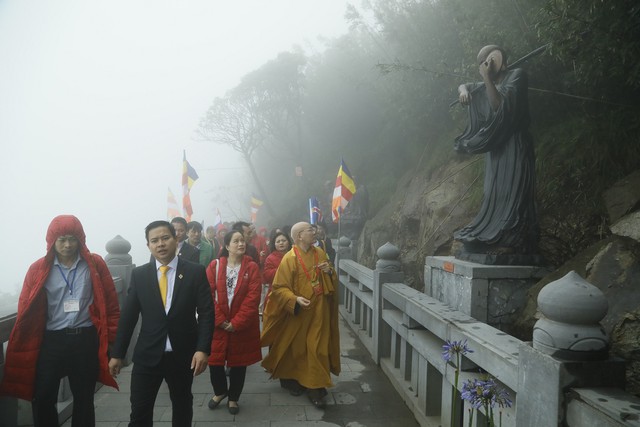 Thiêng liêng khoảnh khắc lễ Phật đản bên đại tượng Phật cao nhất Việt Nam - Ảnh 8.