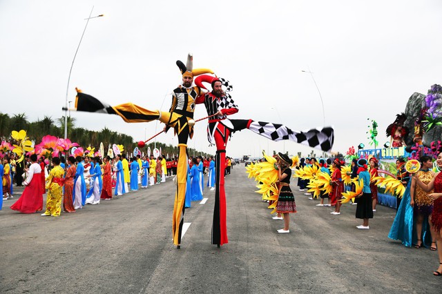 Bờ biển Bãi Cháy sôi động tưng bừng với màn diễu hành Carnaval dịp lễ - Ảnh 1.