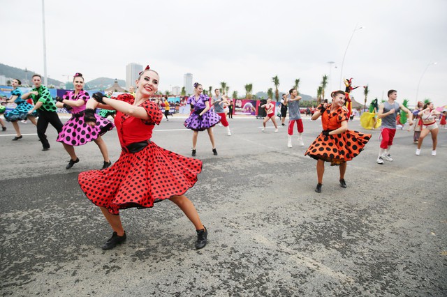 Bờ biển Bãi Cháy sôi động tưng bừng với màn diễu hành Carnaval dịp lễ - Ảnh 2.