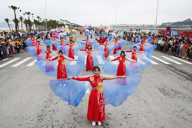 Bờ biển Bãi Cháy sôi động tưng bừng với màn diễu hành Carnaval dịp lễ - Ảnh 3.