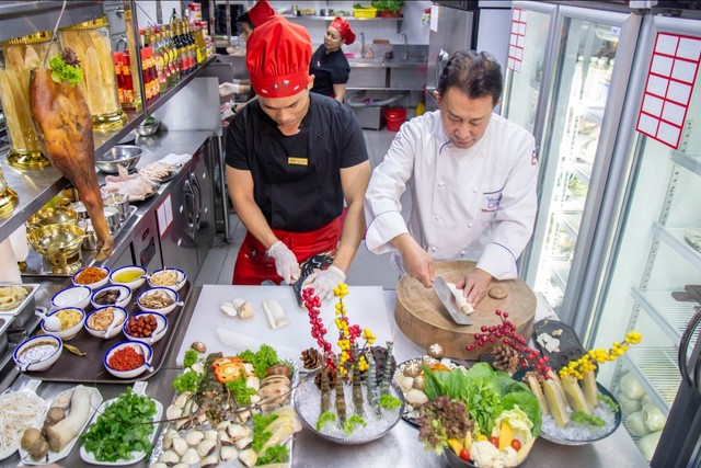 Siêu đầu bếp Yan Can Cook khám phá món mới của nhà hàng lẩu khói Hong Kong - Ảnh 6.