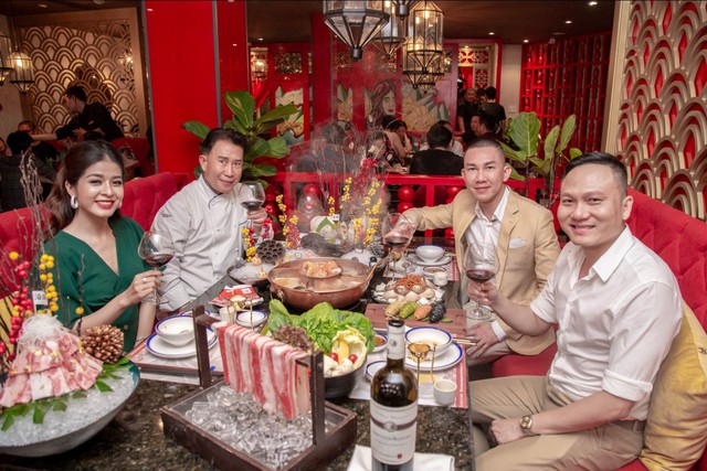 Siêu đầu bếp Yan Can Cook khám phá món mới của nhà hàng lẩu khói Hong Kong - Ảnh 7.