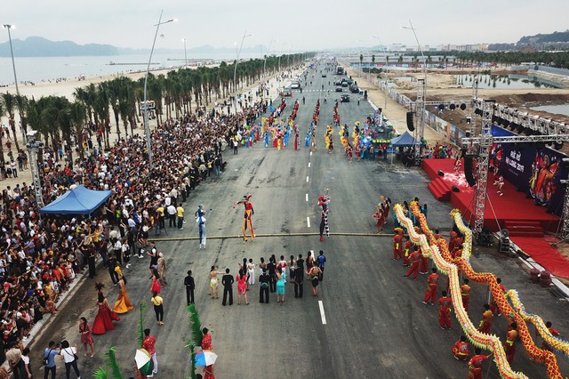 Bờ biển Bãi Cháy sôi động tưng bừng với màn diễu hành Carnaval dịp lễ - Ảnh 7.