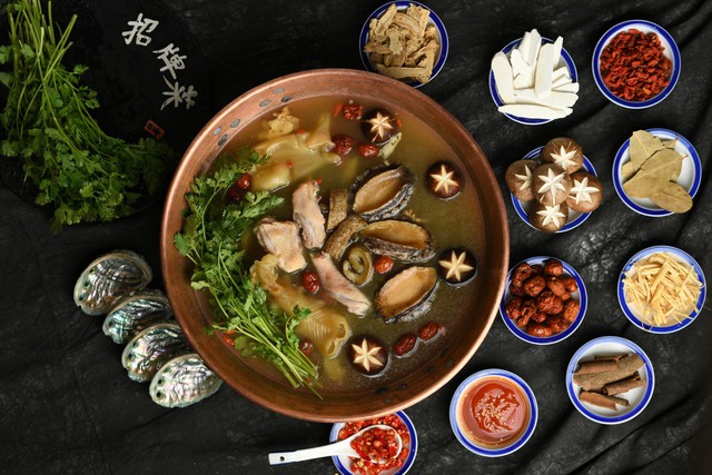 Siêu đầu bếp Yan Can Cook khám phá món mới của nhà hàng lẩu khói Hong Kong - Ảnh 8.