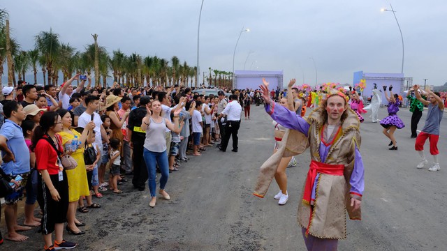 Bờ biển Bãi Cháy sôi động tưng bừng với màn diễu hành Carnaval dịp lễ - Ảnh 8.