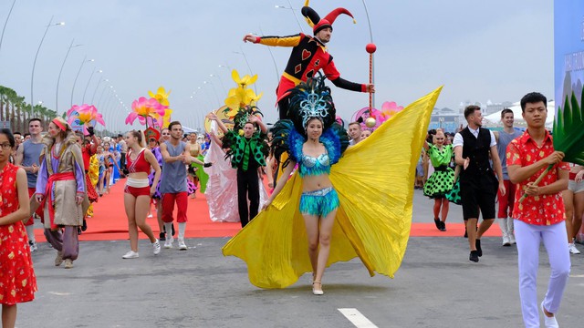 Bờ biển Bãi Cháy sôi động tưng bừng với màn diễu hành Carnaval dịp lễ - Ảnh 10.