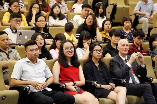 “Hành trang săn học bổng” thu hút đông đảo bạn trẻ Việt - Ảnh 4. “Hành trang săn học bổng” thu hút đông đảo bạn trẻ Việt - Ảnh 4.