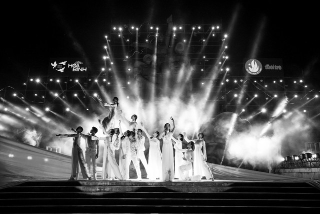 Hàng loạt ngôi sao âm nhạc hội tụ trong đêm nghệ thuật Câu chuyện hòa bình tại Quảng Bình - Ảnh 4.