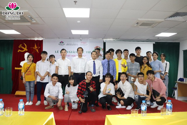 Học sinh, sinh vi&ecirc;n h&aacute;o hức đ&oacute;n ca sĩ Lynk Lee tại trường Đại học Đ&ocirc;ng Đ&ocirc; - Ảnh 1.