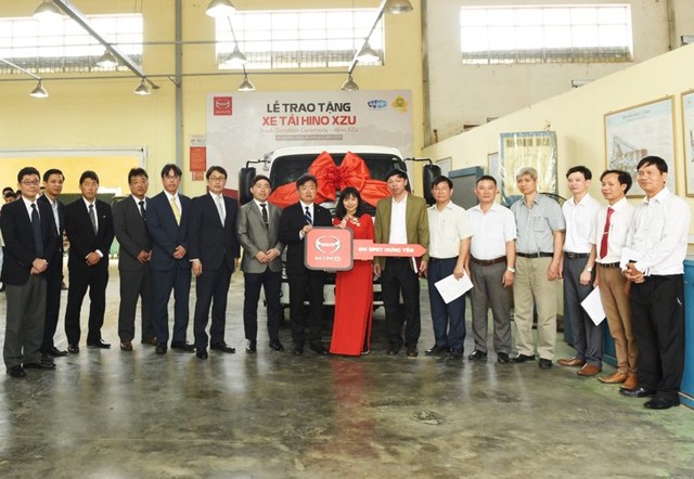 Hino Motors tặng xe tải cho hai trường đại học ở miền Bắc - Ảnh 2.