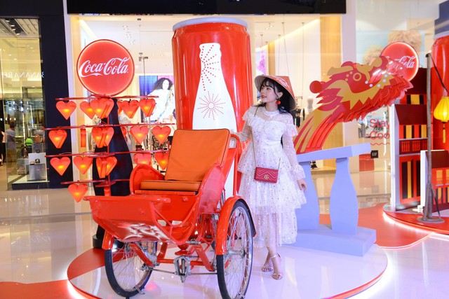 “Check-in” xuyên Việt chỉ trong một ngày, giới trẻ mê mẩn bộ lon Coca-Cola đặc biệt! - Ảnh 1.